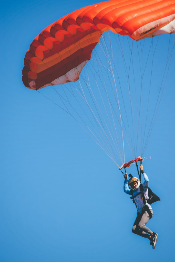 Homme volant dans les aire avec un parachute