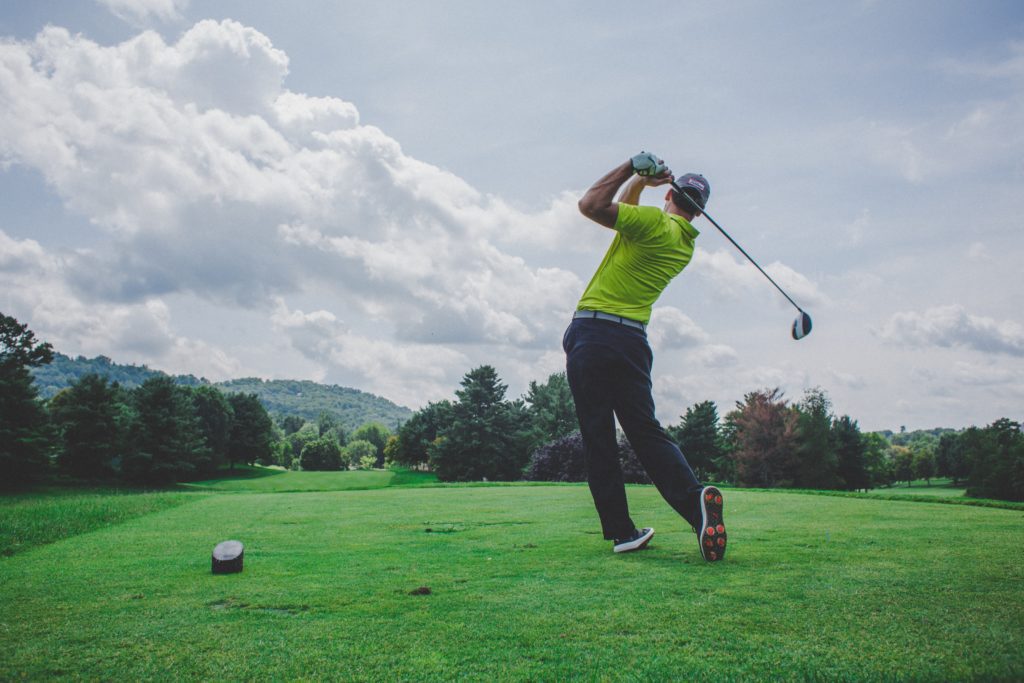 joueur de golf jouant un coup