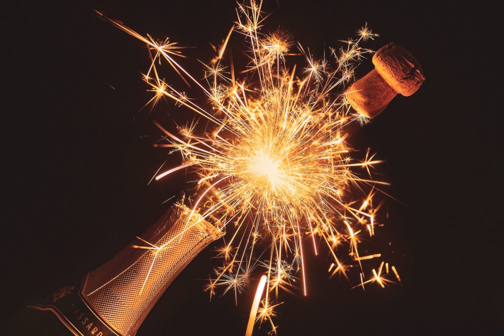 Ouverture bouteille de champagne avec effet feu d'artifice