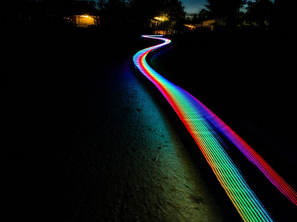 Passage de lumière artificielle multicolore dans paysage de nuit