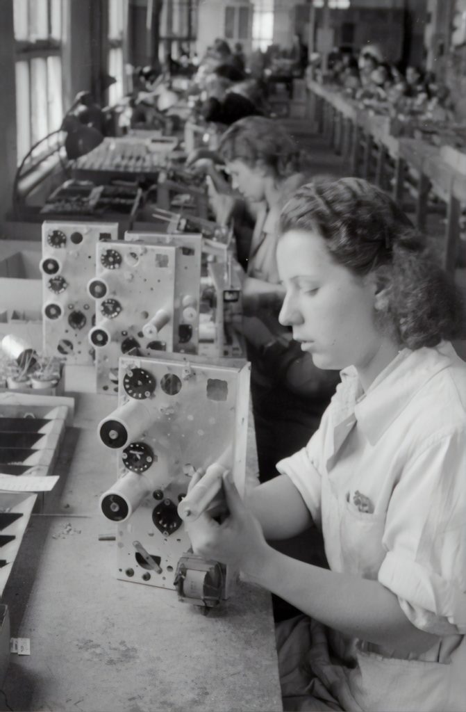 Révolution industrielle ouvrières travaillant à la chaîne