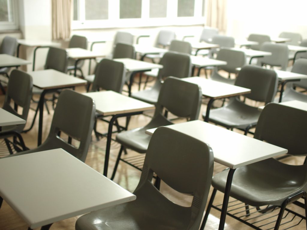 salle de classe vide d'élèves