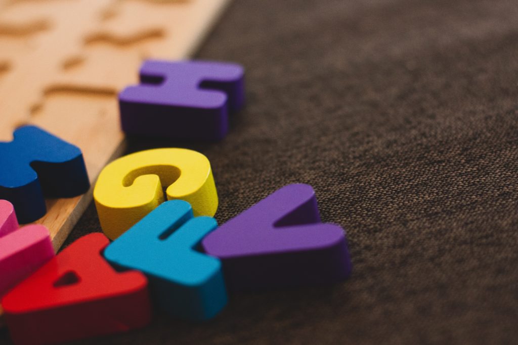 Alphabet coloré enfantin posé sur une table
