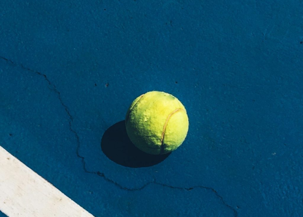 balle de tennis sur terrain